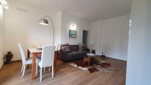 salon ze stołem i kanapą w obiekcie Cormano Apartment Gramsci w mieście Cormano