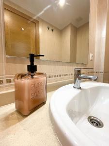 een zeepdispenser op een wastafel in een badkamer bij Apartamento Nuskis in Porriño