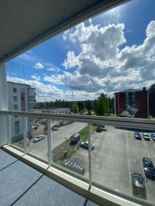 una vista desde una ventana de un estacionamiento en Ihana yksiö Kangasalan Harjunsalossa, en Kangasala