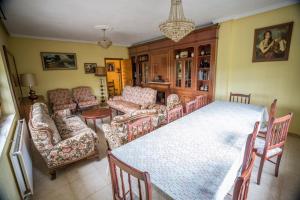 a living room with a table and chairs at CASA EL CARMEN 1 in Ciudad-Rodrigo