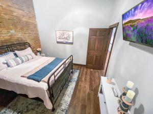 ein Schlafzimmer mit einem Bett und einem TV an der Wand in der Unterkunft 2 Br, Central, 2 Blocks To La Crosse Center in La Crosse