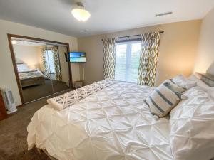 Een bed of bedden in een kamer bij 2br Sunset Retreat Bluffside Beauty, La Crosse