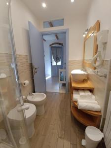 y baño con aseo, lavabo y ducha. en La Borgata, en Tovo San Giacomo