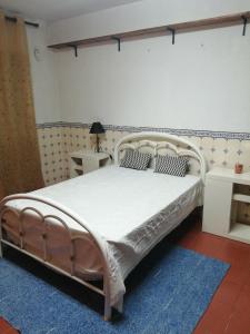 een slaapkamer met een wit bed met 2 kussens bij Good Sleep in Santarém