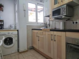 cocina con fregadero y lavadora en 635A Acogedor apartamento en Oviedo, en Oviedo