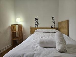 Una cama blanca con dos toallas encima. en 635A Acogedor apartamento en Oviedo, en Oviedo