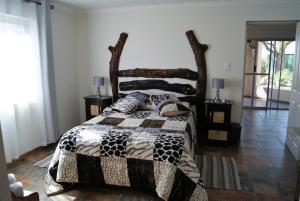 a bedroom with a bed with a wooden headboard and pillows at Orpheus Inn in Kaneb Pos