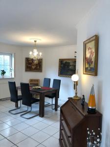 - une salle à manger avec une table et des chaises dans l'établissement Unter den Weinbergen, à Treis-Karden