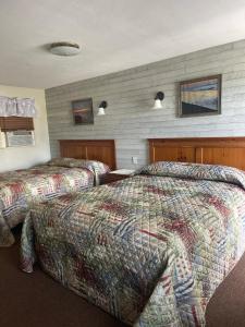 a hotel room with two beds in a bedroom at Boulevard Motel in Marmora