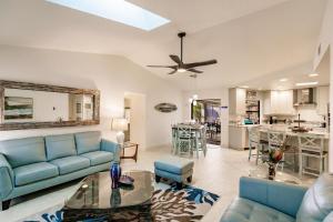 Χώρος καθιστικού στο 4-bed Serenity Punta Gorda Retreat!