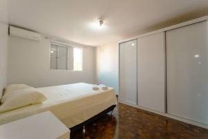 um quarto com uma cama grande e uma janela em Apartamento 3 Quartos Central com Ar SQ41 em Maringá