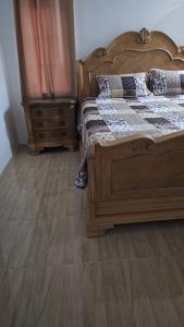um quarto com uma cama e piso em madeira em Villas in A Gated Community em May Pen