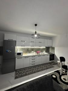 Ett kök eller pentry på Elezi Apartment City Centre