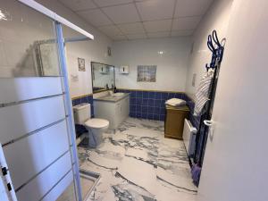 ein Bad mit Marmorboden in der Unterkunft Domaine des Anges in Amélie-les-Bains-Palalda