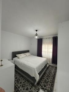 Säng eller sängar i ett rum på Elezi Apartment City Centre