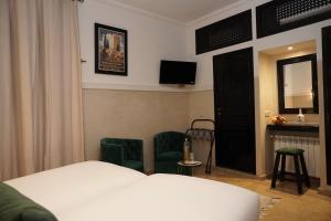 TV a/nebo společenská místnost v ubytování Riad Roummana Marrakech