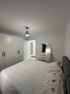Säng eller sängar i ett rum på Elezi Apartment City Centre