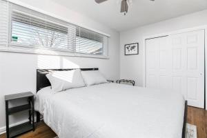 サウスベンドにある4BR Gameday Getaway EV Charger Pet-Friendly 10pの白いベッドと窓のある白い寝室