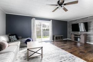 サウスベンドにある4BR Gameday Getaway EV Charger Pet-Friendly 10pのソファと天井ファンのあるリビングルーム