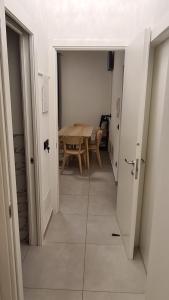 un couloir avec une table et une salle à manger dans l'établissement Le mie stelle 1, à La Spezia