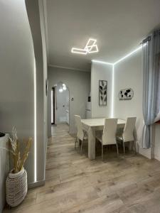 uma sala de jantar com mesa e cadeiras em Sesto Piano Apartment em Incisa in Valdarno