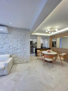 a living room with a table and chairs and a kitchen at Arpoador Vista Mar in Rio de Janeiro