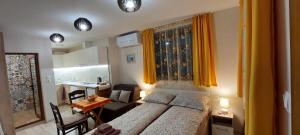 Un dormitorio con una cama y una mesa y una cocina. en Studio GALILEO, en Burgas