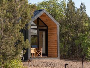 a small cabin with a table and a chair inside at Ofland Escalante in Escalante