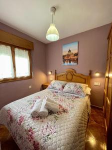 ein Schlafzimmer mit einem Bett mit zwei Handtüchern darauf in der Unterkunft La Ventana de Picos in Onís