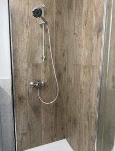łazienka z prysznicem z głowicą prysznicową w obiekcie Apartament Katowicka w Poznaniu