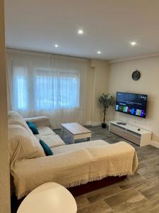 a living room with a couch and a flat screen tv at Pisito de la Lola Flores 2 in Santiponce