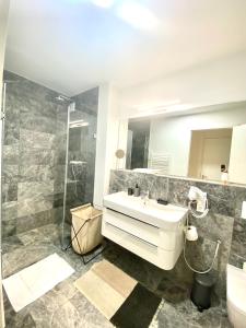 un bagno con lavandino e doccia di Nova Sky a Berlino Altre 50 foto