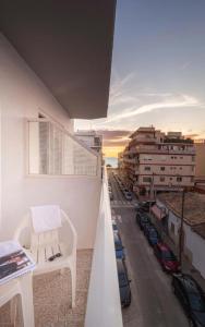 einen Balkon mit Blick auf eine Stadt mit Autos in der Unterkunft SB Arenal in El Arenal