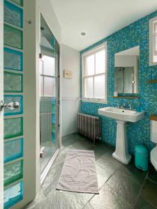 a bathroom with a sink and a mirror at 8 Ravenscourt Gardens in London