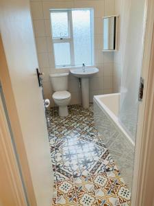 La salle de bains est pourvue de toilettes et d'un lavabo. dans l'établissement Home away from home, à Dublin