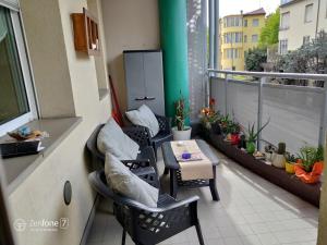 - Balcón con sillas y mesa en un edificio en B&B San Vitale, en Bolonia