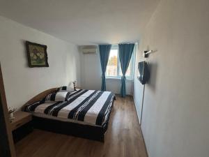 a bedroom with a bed and a window at Hypnotic Suite Olimp in Olimp