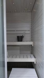 een inloopkast met een emmer op de plank bij RIVER VIEW & CENTRAL LOCATION - private sauna & glazed balcony in Rovaniemi