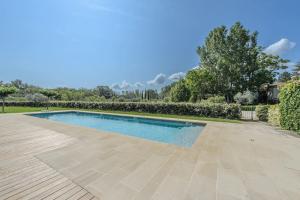 een zwembad in het midden van een tuin bij Mas provençal avec piscine et tennis in Oppède