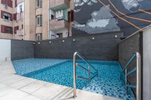 ein Swimmingpool mitten in einem Gebäude in der Unterkunft Apartamento perfeito Pueblo 595 in Porto Alegre
