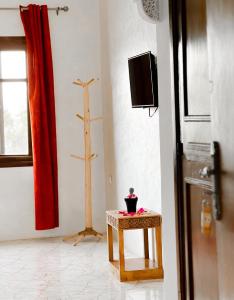 A television and/or entertainment centre at Guest House Qodwa
