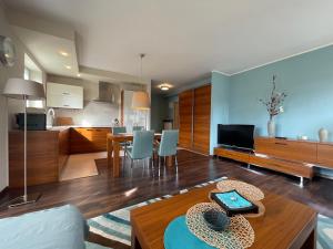 a living room with a kitchen and a dining room at Apartament Słoneczny na Krzywej in Wisła