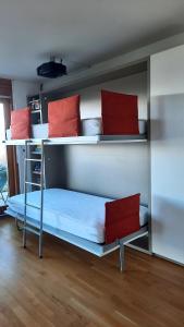 Bunk bed o mga bunk bed sa kuwarto sa Joli appartement 2 pièces et demi tout confort, Balcon du Ciel NAX Mont-Noble