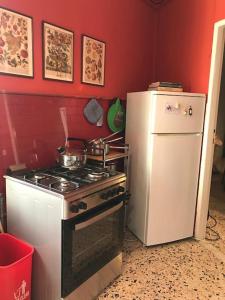キャンニにあるCasa Kerni in der Toskanaのキッチン(コンロ、冷蔵庫付)