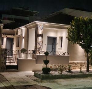 une maison éclairée la nuit dans l'établissement Volos Guesthouse Chrysa, à Vólos