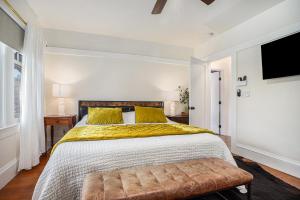 ein Schlafzimmer mit einem großen Bett und einem TV in der Unterkunft Maple Family Suite in Berkeley