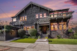 ein schwarzes Haus mit einem Gambrel in der Unterkunft Maple Family Suite in Berkeley