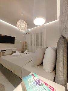 a bedroom with a large bed with white pillows at Volos Guesthouse Chrysa in Volos