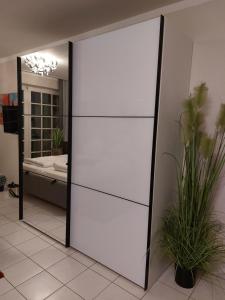 eine Schiebetür mit einem Spiegel in einem Zimmer in der Unterkunft Ostseebad Sellin auf Rügen Apartment im Haus Baltic 1 OG in Ostseebad Sellin