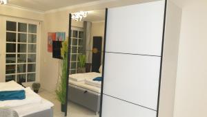 1 dormitorio con espejo y 1 cama en una habitación en Ostseebad Sellin auf Rügen Apartment im Haus Baltic 1 OG en Ostseebad Sellin